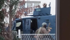 ROSU UNELA STRAH U KOSTI DECI I RODITELJIMA! Kurtijevci s prstom na obaraču ispred vrtića u Kosovskoj Mitrovici (VIDEO/FOTO)