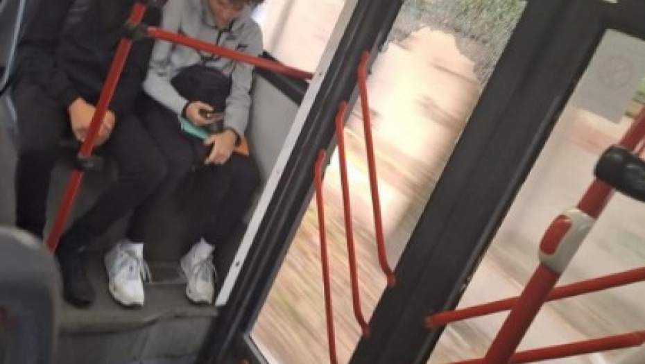 OVO JOŠ NIJE VIĐENO Scena iz gradskog autobusa zaprepastila sve, da li je moguće da i dalje vozi