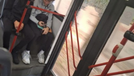 OVO JOŠ NIJE VIĐENO Scena iz gradskog autobusa zaprepastila sve, da li je moguće da i dalje vozi