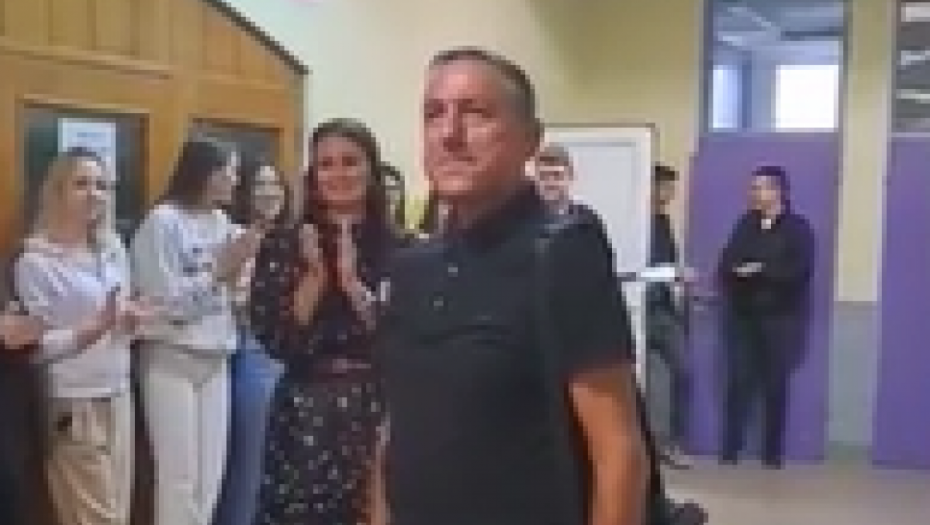 PROFESOR DUŠAN OVAKAV ISPRAĆAJ U PENZIJU NIJE MOGAO NI DA SANJA Datumi, ličnosti i događaji bili poligon na kom su đaci vežbali budući život