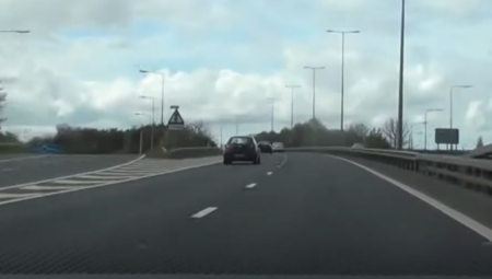 PREVRNUO SE AUTOBUS PUN ŠKOLSKE DECE Užas na auto-putu prema Liverpulu, žena (50) se bori za život (FOTO)
