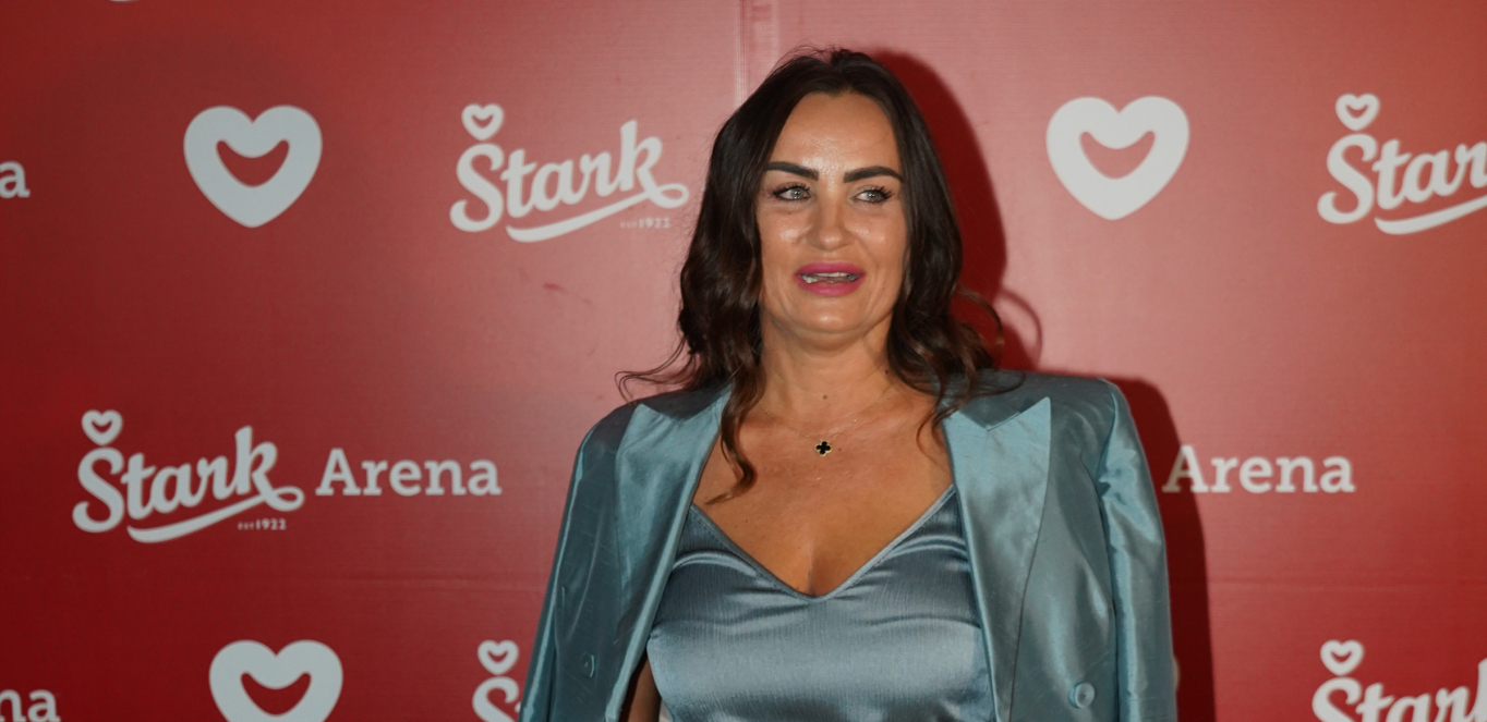 SVI PRISUTNI SINOĆ GLEDALI U DEČKA MAJKE ALEKSANDRE PRIJOVIĆ: Pojavio se prvi put javno i šokirao izgledom! (FOTO)