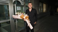 PEVAČICA NIJE MOGLA NI DA NASLUTI: Viktor Živojinović stigao iz Amerike direktno na koncert (VIDEO)