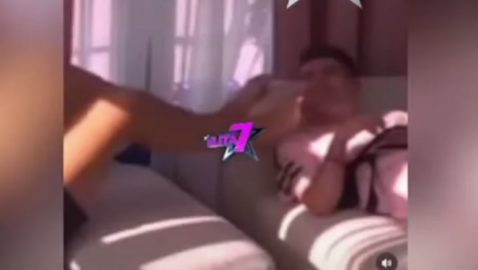 GEJ AKCIJA U ELITI USRED BELOG DANA: Uroš naskočio na Janjuša, krenuo da mu liže stopala, a onda mu zavukao ruku... (FOTO)