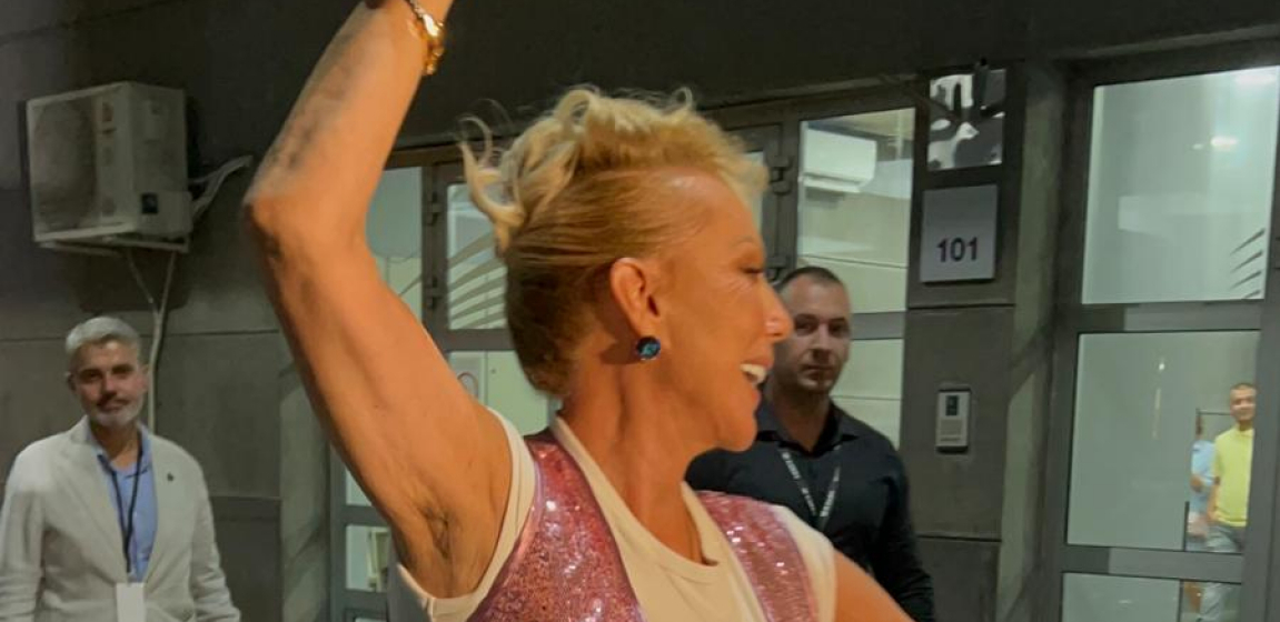 PRISUTNI U NEVERICI:  Lepa Brena došla na snajkin koncert sa tajnom porukom na odelu! (FOTO)