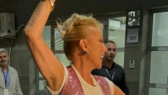 PRISUTNI U NEVERICI:  Lepa Brena došla na snajkin koncert sa tajnom porukom na odelu! (FOTO)