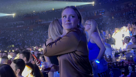 ODMAH SKOČILA I ZAIGRALA: Žena Nikole Jokića "luduje" na koncertu Aleksandre Prijović! (VIDEO)
