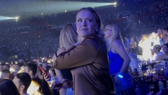 ODMAH SKOČILA I ZAIGRALA: Žena Nikole Jokića "luduje" na koncertu Aleksandre Prijović! (VIDEO)