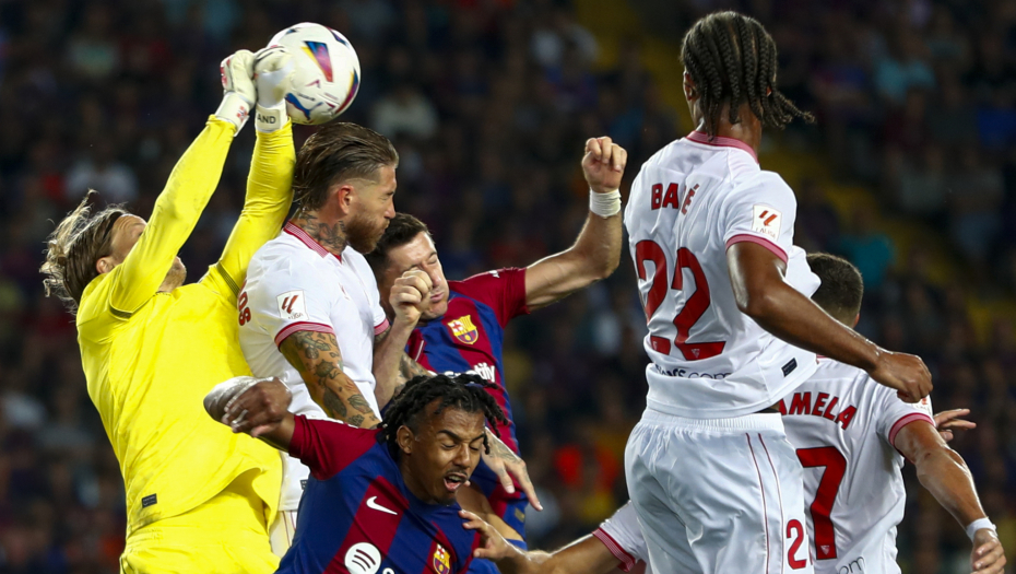 IZGLEDA DA JE TAKO MORALO BITI Autogol Serhija Ramosa doneo pobedu Barseloni, Španac neće po lepom pamtiti povratak na "Kamp Nou" (VIDEO)