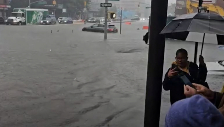 NJUJORK POD VODOM Katastrofalno nevreme potopilo grad, izliva se kanalizacija, ljudi plivaju po ulicama (VIDEO)