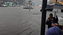 NJUJORK POD VODOM Katastrofalno nevreme potopilo grad, izliva se kanalizacija, ljudi plivaju po ulicama (VIDEO)