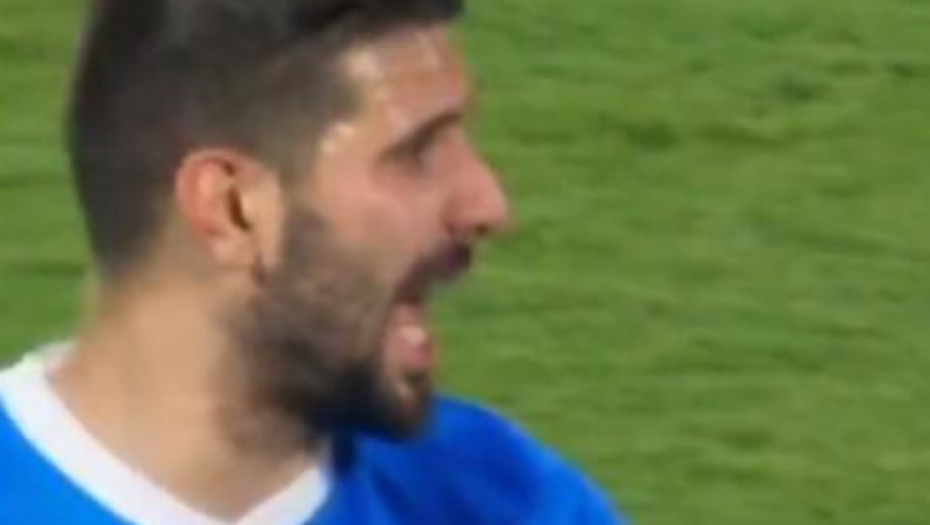 MITROVIĆ POTPUNO IZGUBIO ŽIVCE Srbinova žustra reakcija, prekrstio se, pa ljutito napustio teren (VIDEO)