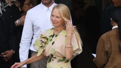 "IZGLEDA KAO DA IMA 70 GODINA" Pamela Anderson neprepoznatljiva bez trunke šminke na Nedelji mode u Parizu