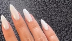 PORED CRVENE OVA BOJA NOKTIJU DOMINIRAĆE OVE JESENI Kokos beli manikir kao koji se savršeno uklapa uz svaku modnu kombinaciju