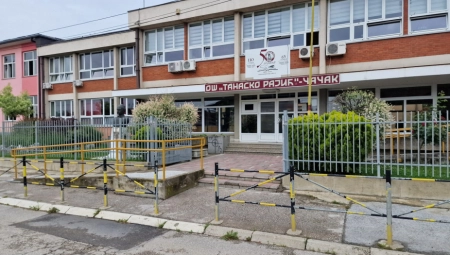 HOROR U ČAČANSKOJ ŠKOLI Devojčica u dvorište uletela sa nožem
