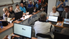 POPUSTI U VIŠE OD 620 OBJEKATA Brnabić: Penzionerske kartice stupaju na snagu (FOTO)