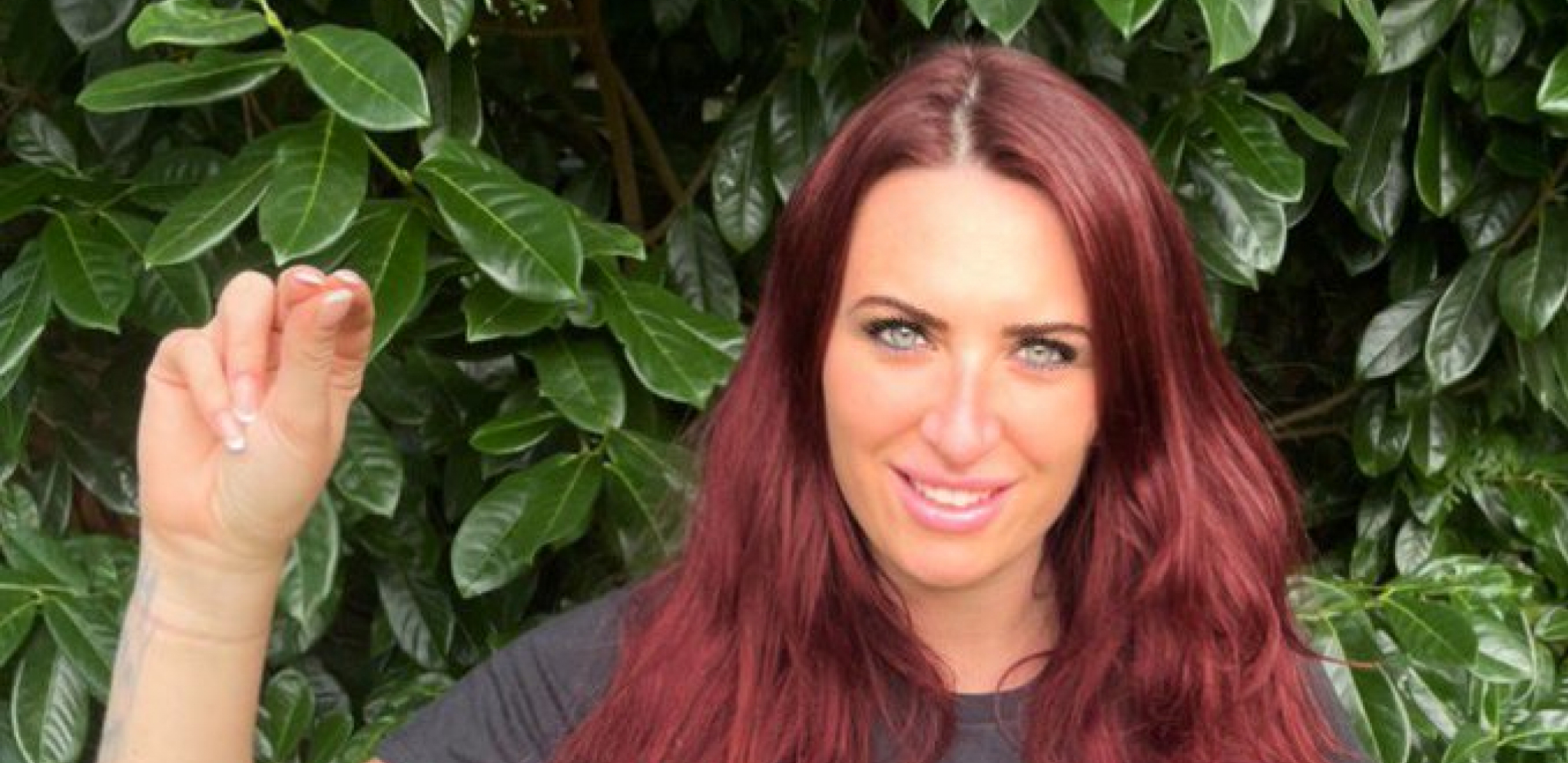 JEZIVO Albanci prete smrću hrabroj Britanki zbog tri prsta i „KOSOVO JE SRBIJA“