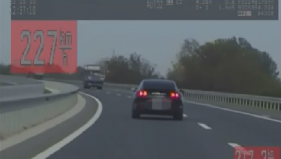 BAHATOSTI NEMA KRAJA Igra se sa životom, vozi "Porše" više od 200 na sat dok su u njemu deca (VIDEO)