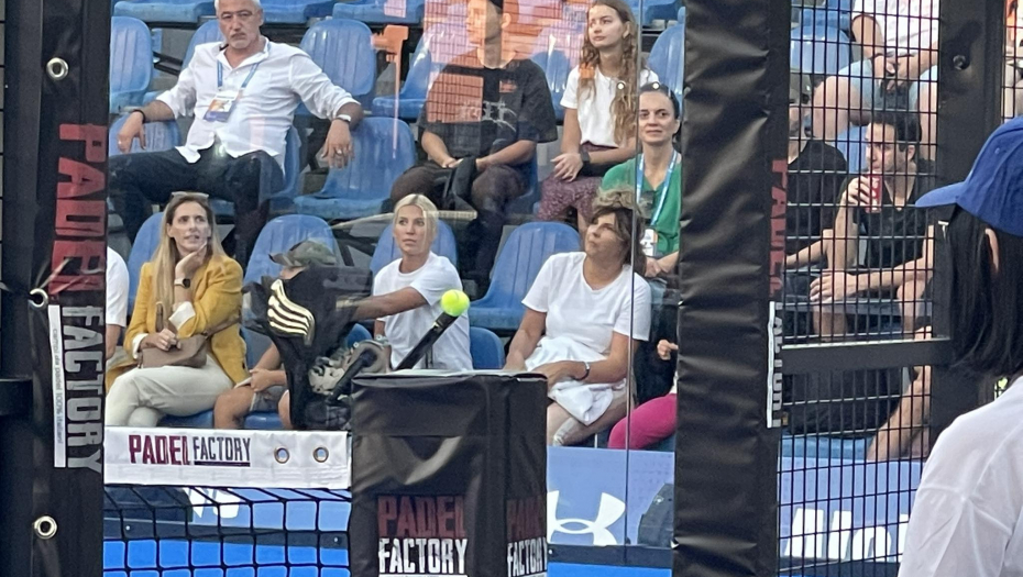 TU JE DA BODRI SVOG DRAGOG Đoković ima posebnu podršku tokom meča u Beogradu (FOTO)