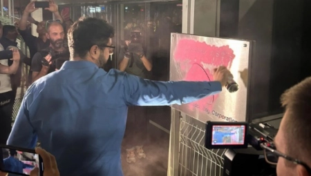 OVO JE NARODNI POSLANIK Radomir Lazović sprejom šara tablu RTS-a (VIDEO)