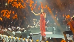 ARENA GORI I TREĆI PUT Prija zamešala u uskoj crvenoj haljini, a kada se skinula, nastao je haos (FOTO)