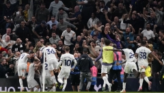 UTAKMICA ZA PREPRIČAVANJE U LONDONU Liverpulu poništen čist gol, pa dodeljena dva crvena kartona - Totenhem autogolom u 96. minutu došao do pobede