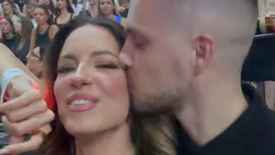 SARI JO UMALO ISPALE GRUDI NA PRIJINOM KONCERTU! Pevačica se pojavila sa dečkom, a ovakav stajling niko nije očekivao od nje! (FOTO)