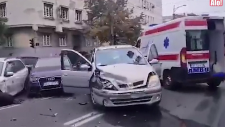 AUTOMOBILI UNIŠTENI, LEKARI UKAZUJU POMOĆ Stravična nesreća u Beogradu (VIDEO)