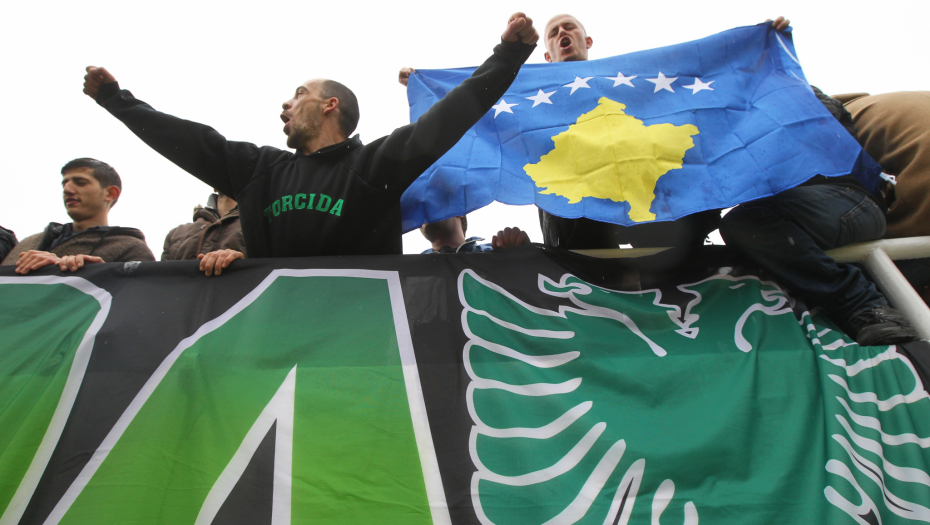 BRUKA I SRAMOTA Obešeni Srbi, pravoslavno groblje i tenk: Skandalozna provokacija na Kosovu i Metohiji, šokantne pretnje navijača Trepče