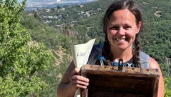 U ŠUMI JE PRONAŠLA SKRIVENO BLAGO Dvojica bogataša ga sakrili, a kada je pronašla kovčeg žena se rasplakala (VIDEO)