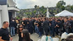 POTRESNE SLIKE SA GROBLJA U VRNJAČKOJ BANJI Veliki broj ljudi došao da isprati mladog Stefana, niko ne može da zadrži suze (FOTO)
