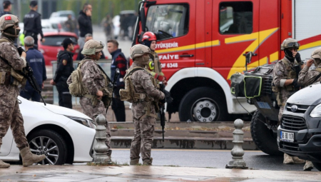 ATENTAT U ISTANBULU Napadači na motoru počeli da pucaju u automobil