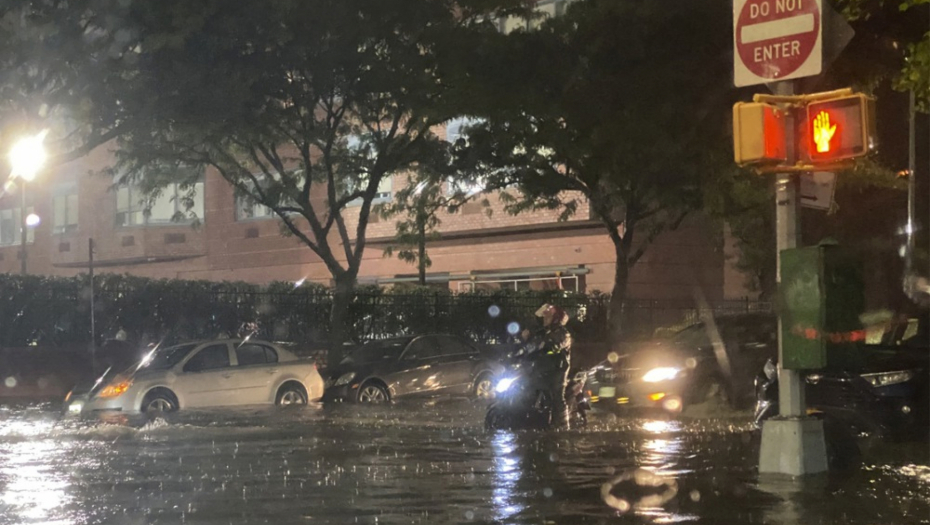 POGLEDAJTE NJUJORK POD VODOM Proglašeno vanredno stanje posle rekordnih padavina, situacija opasna po život (FOTO/VIDEO)