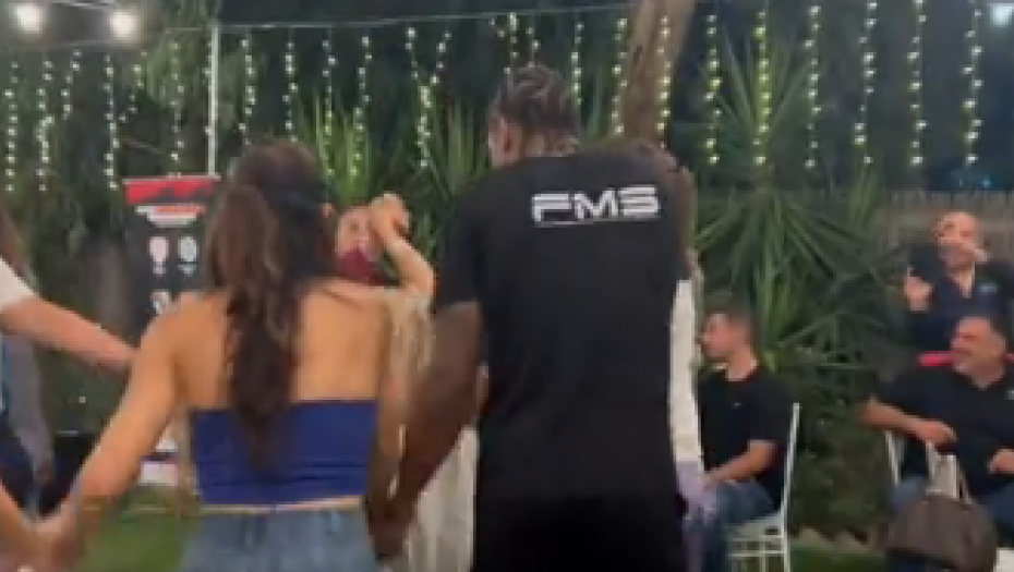 ZNA DA PROSLAVI POBEDU Zgazio Panatinaikos, pa zaplesao sa damama (VIDEO)