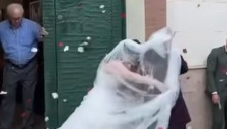 KAD POPU ISTEKNE RADNO VREME Snimak venčanja postao hit na mrežama, plakaćete od smeha