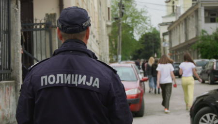 DRAMA U PRELJINI KOD ČAČKA: Dečak u školu uleteo s replikom pištolja
