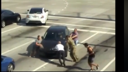 VOZAČI IZLETELI IZ AUTOMOBILA NASRED RASKRSNICE Isplivao snimak, svi se pitaju šta ovi ljudi rade (VIDEO)