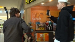 JUTJUBER DOBIO METAK U STOMAK ZBOG SNIMKA Kamera zabeležila jezivu scenu, ljudi vrište i beže (VIDEO)