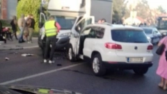 NESREĆA NA UGLU USTANIČKE I BULEVARA Došlo do sudara između automobila i kamiona (FOTO)