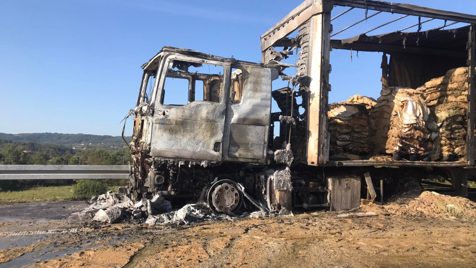 OVAKO SADA IZGLEDA KAMION KOJI SE ZAPALIO KOD UMČARA Zbog dima je obustavljen saobraćaj u oba smera (FOTO)