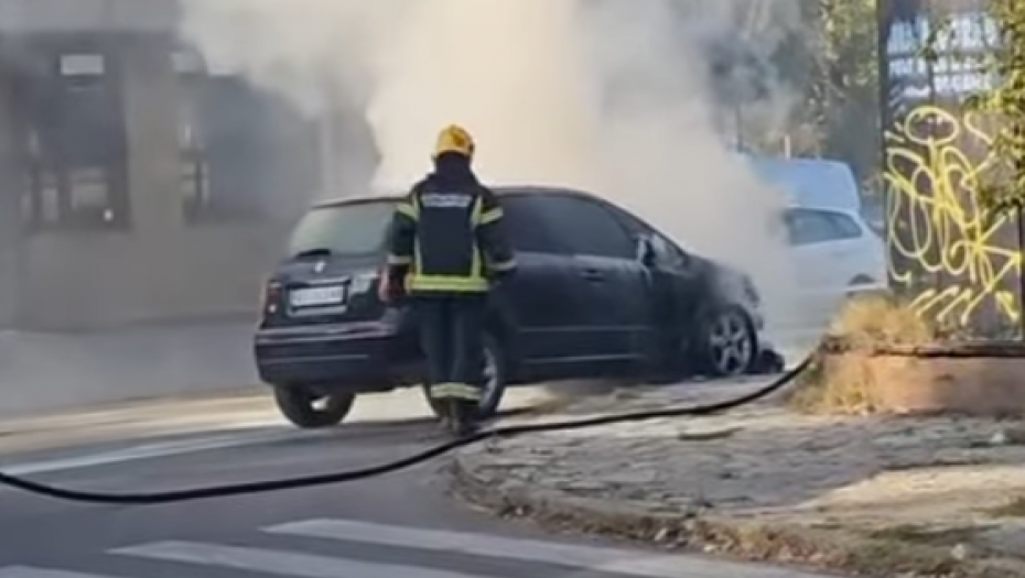 IZGOREO AUTOMOBILA NA DORĆOLU Vatra je zahvatila prednji deo vozila (VIDEO)