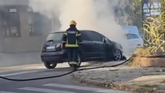 IZGOREO AUTOMOBILA NA DORĆOLU Vatra je zahvatila prednji deo vozila (VIDEO)
