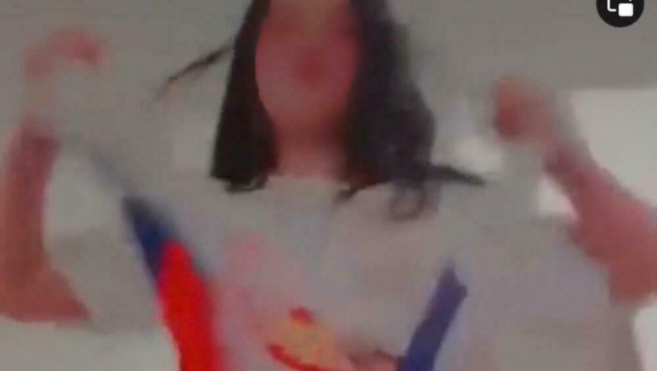 DEVOJČICA IZ BARA OBJAVILA ŠOKANTAN SNIMAK Pljuje i cepa zastavu Srbije: Za maloletnicom raspisana potraga