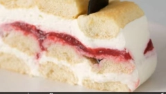 KOLAČ SA PIŠKOTAMA, MALINAMA I ČIZKEJK FILOM Lagana i osvežavajuća poslastica vraća osmeh