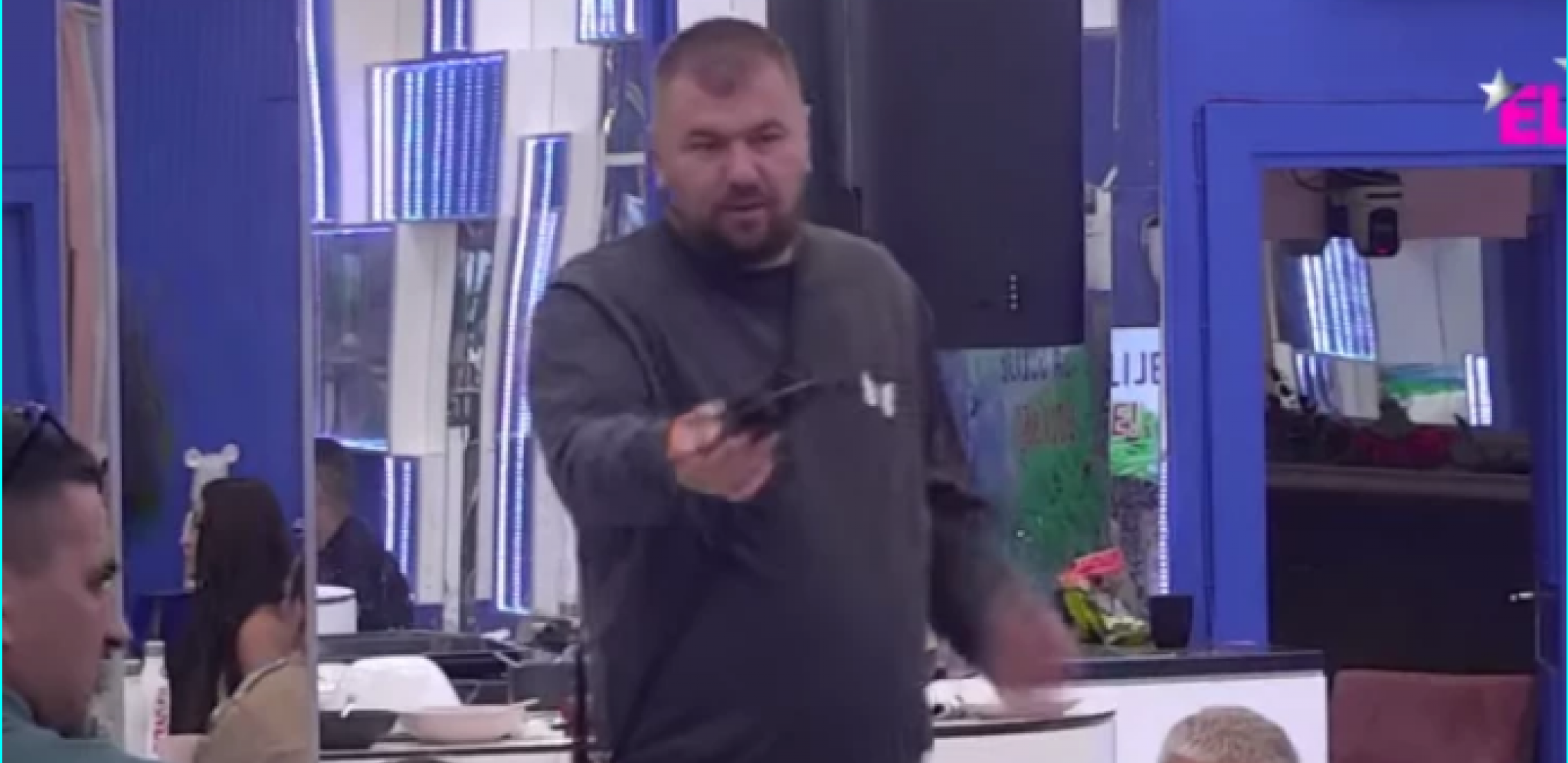 ALARMANTNO STANJE U ELITI Janjuš se obratio produkciji, optužio cimera da ga maltretira!