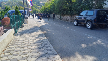 KURTIJEVI SPECIJALCI I KFOR UPALI U BANJSKU Srbi na nogama dok banda iz Prištine vrši pretres