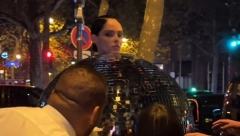 DA MOJA BABA OVAKO IZAĐE NA ULICU ZATVORILI BI JE Koko Roča sa najbizarnijim stajlingom bukvalno zasijala u Parizu
