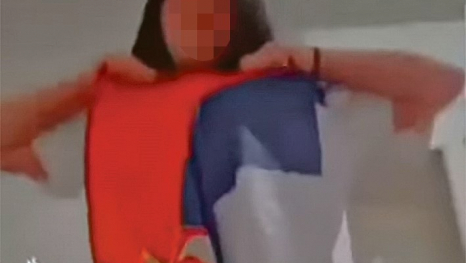 MRŽNJA BEZ GRANICA Skandalozan snimak iz Bara: Maloletnica cepa i pljuje zastavu Srbije