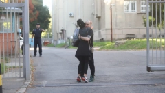 POTRČALA MU U ZAGRLJAJ Zorana Marjanovića ispred zatvora sačekala devojka (VIDEO)