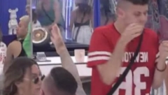 HAOS U BELOJ KUĆI! Teodora Balzak gurnula Urošu Staniću ruku u usta, pa ga polila vodom!